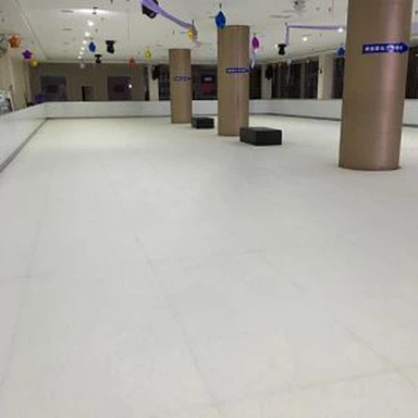 Синтетична ледена пързалка